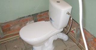 Установка приставного унитаза в Кушве - монтаж и подключение, СантехДомКшв от 5110 рублей